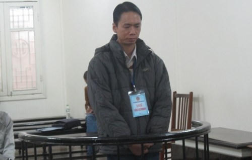 Dương Quốc Chính đứng trước vành móng ngựa sáng 26/11 (Ảnh: T.T)