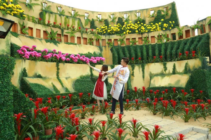 Các bạn trẻ thích thú chụp hình lưu niệm tại buổi khai mạc.