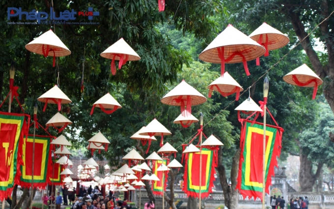 Chiếc nón lá là vật dụng được chọn để trang trí Ngày Thơ Việt Nam