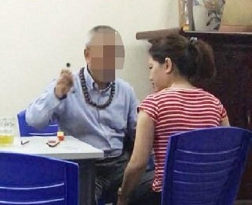 Phòng khám không phép địa chỉ tại số nhà 99, ngõ 374, đường Âu Cơ (phường Nhật Tân, quận Tây Hồ Hà Nội) được 2 phóng viên phanh phui.