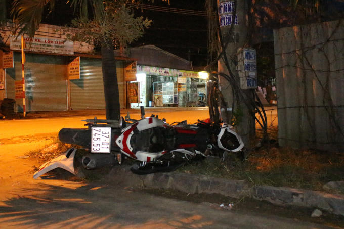 Xe máy của anh Trung cắm chặt đầu vào cột điện sau va chạm