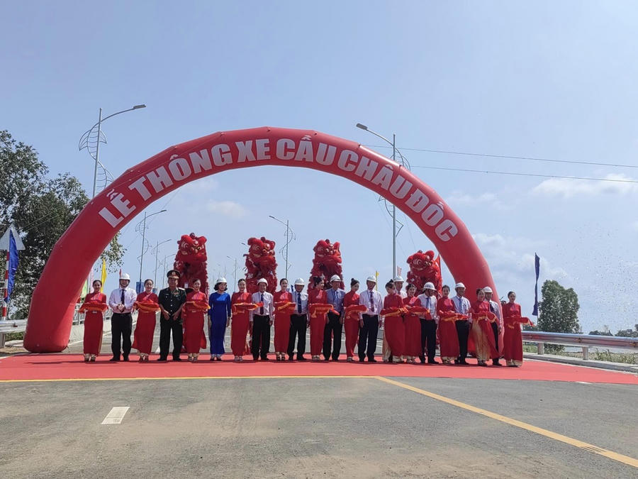 Lãnh đạo tỉnh An Giang và các đại biểu thực hiện nghi lễ cắt băng thông xe cầu Châu Đốc.