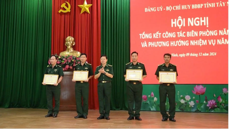 Đồn BPCK quốc tế Mộc Bài được trao tặng danh hiệu “Đơn vị quyết thắng”. Ảnh: BĐBP