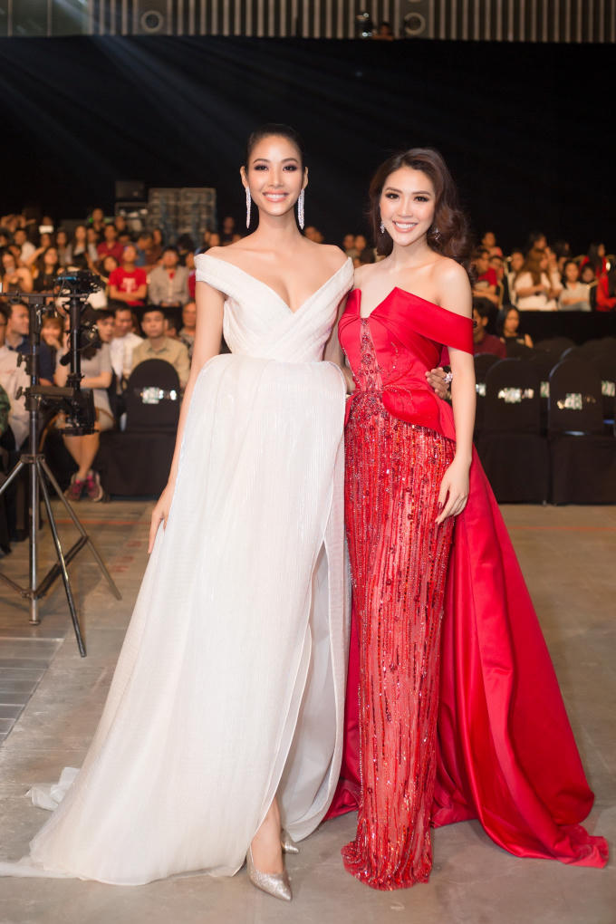 Tường Linh có dịp “đọ dáng” cùng Á hậu Hoàn vũ 2017 Hoàng Thùy – cũng là người “thầy” của Tường Linh khi cô tham gia The Face 2017.