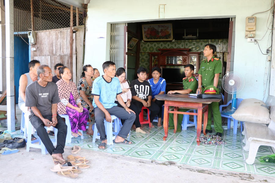 Lực lượng Công an xã Bình Giang tăng cường xuống địa bàn, tuyên truyền vận động người dân giao nộp vũ khí, vật liệu nổ