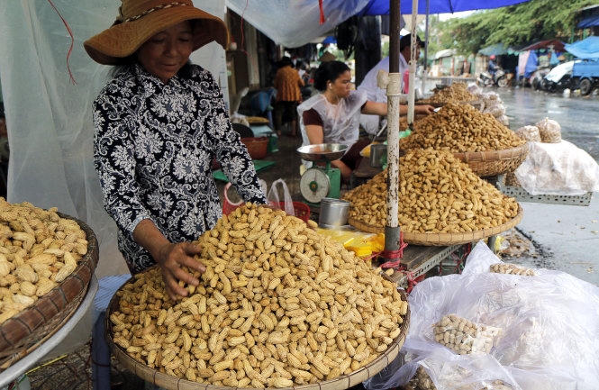 Với giá bán cao gấp nhiều lần đậu phộng nhập khẩu, đậu phộng VN rất khó cạnh tranh. Trong ảnh: Đậu phộng được bán tại TP HCM.