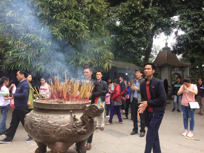 Trong dịp têt Mậu Tuất 2018, Khu Di tích lịch sử Đền Hùng đón khoảng 8 vạn du khách về dâng hương xin lộc đầu năm.