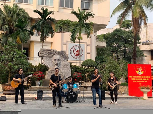 Ban nhạc HUC thể hiện “Tế Covid