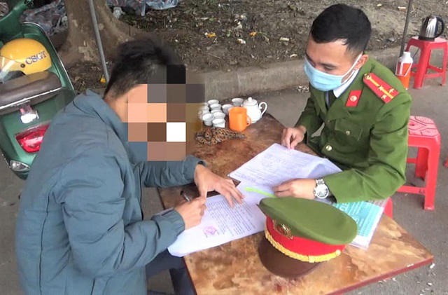 Các trường hợp không đeo khẩu trang phòng chống dịch Covid-19 đã bị xử phạt mỗi người 2 triệu đồng.