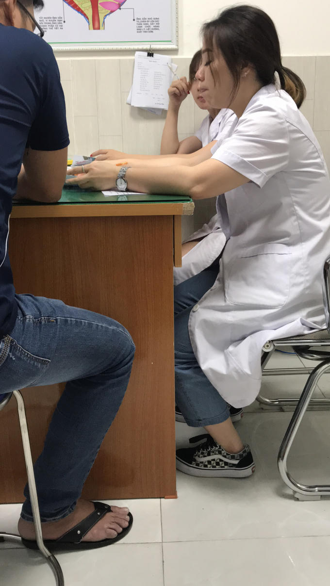 Người phụ nữ có hình xăm tay phải xưng là bác sĩ Hà chẩn đoán bệnh cho bệnh nhân.