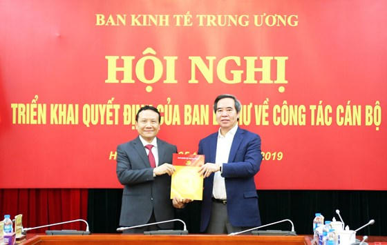 Đồng chí Nguyễn Văn Bình, Ủy viên Bộ Chính trị, Bí thư Trung ương Đảng, Trưởng Ban Kinh tế Trung ương trao Quyết định của Ban Bí thư bổ nhiệm đồng chí Nguyễn Hồng Sơn làm Phó Trưởng ban Kinh tế Trung ương.