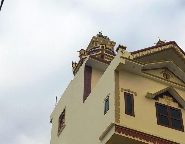 Để khắc phục độ nghiêng, chủ gia đình bỏ hơn 100 triệu để xây dựng một tháp nhỏ phía trên nằm lệch về bên trái với mong muốn độ nặng của tháp sẽ "ấn" ngôi nhà về đúng vị trí.