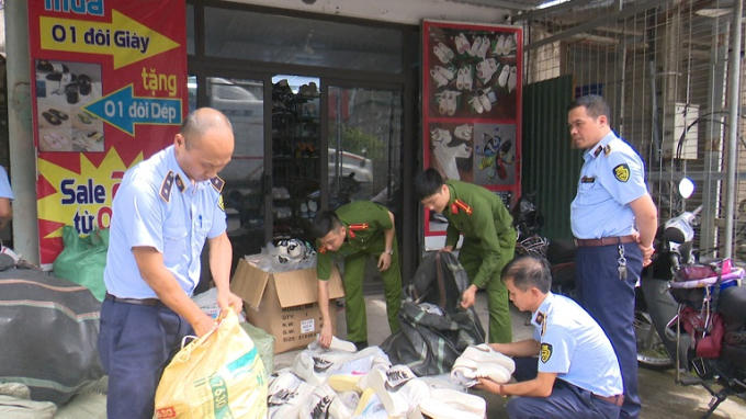 Lực lượng chức năng kiểm tra cửa hàng giầy Gấu Sneaker