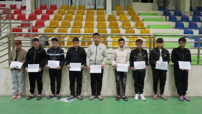Nhóm 9 đối tượng thực hiện hành vi cướp tài sản bị bắt giữ. (Ảnh: Công an tỉnh Cao Bằng).