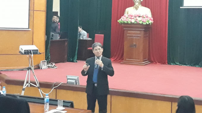 PGS.TS Nguyễn Văn Đoàn (Nguyên giám đốc Trung tâm Miễn dịch – Dị ứng lâm sang Bệnh viện Bạch Mai) phổ biến những điểm thay đổi của Thông tư 51/2017/TT-BYT.