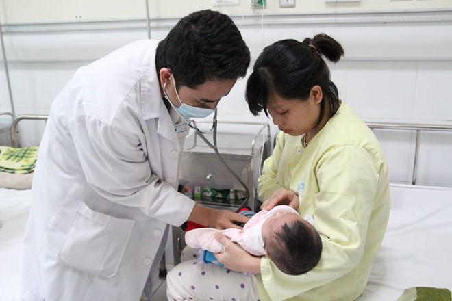 Tiến sĩ Lâm đang khám bệnh cho bệnh nhi. Ảnh: HQ.