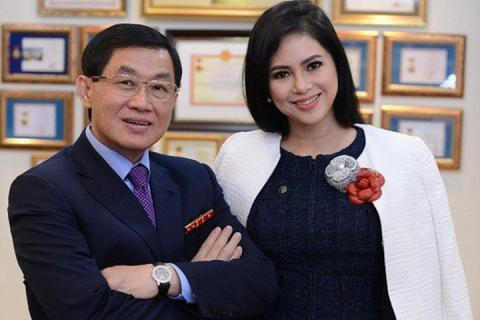 Bố mẹ chồng Hà Tăng - ông Jonathan Hạnh Nguyễn và bà Lê Hồng Thuỷ Tiên đang cùng lãnh đạo Sasco