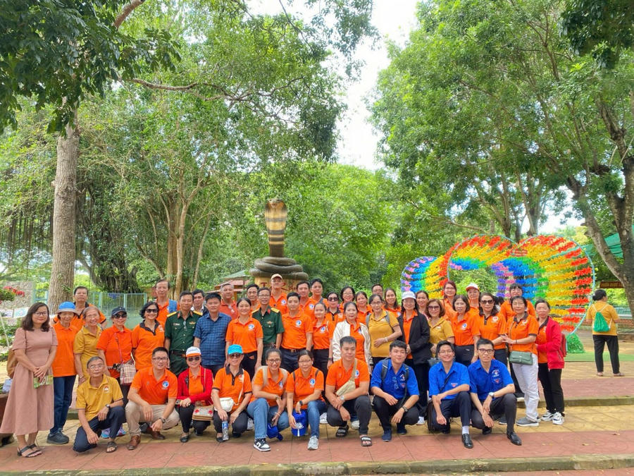 Du khách chụp ảnh lưu niệm ở Trang trại rắn Đồng Tâm.