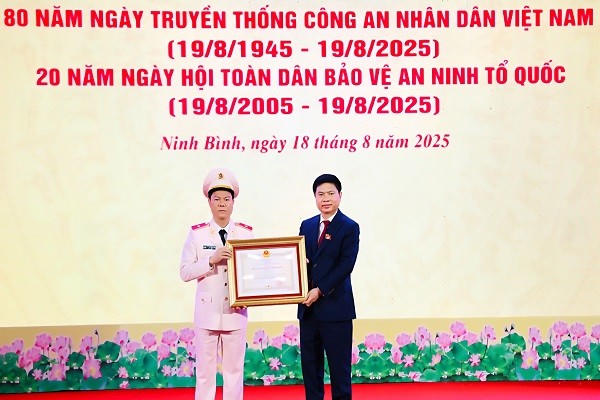 Thừa ủy quyền của Chủ tịch nước, Bí thư Tỉnh ủy Ninh Bình, ôngTrương Quốc Huy trao Huân chương Chiến công hạng Nhất cho Thiếu tướng Nguyễn Hữu Mạnh, Giám đốc Công an tỉnh.