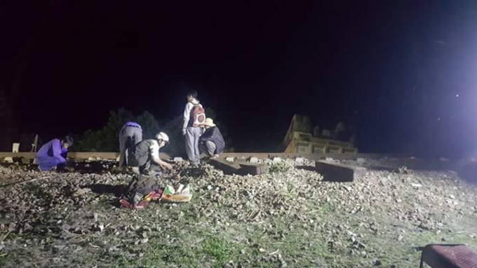 Công tác cứu hộ tích cực tiến hành trong đêm khuya.