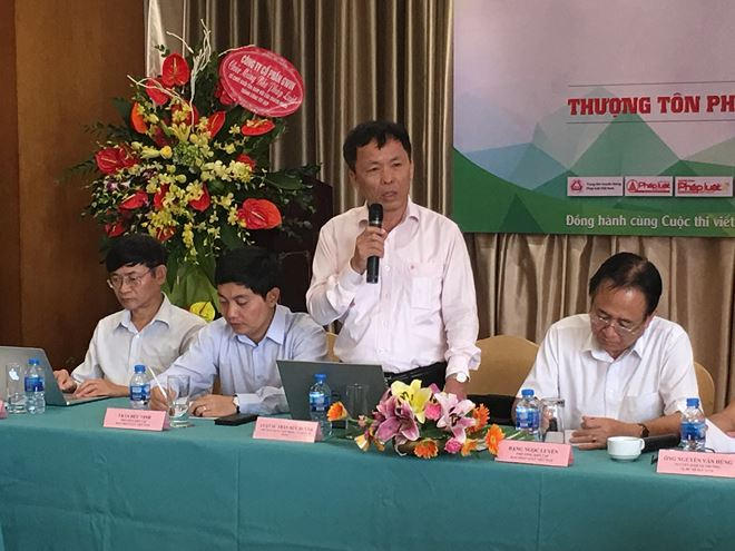 Ông Trần Hữu Huỳnh phát biểu trong buổi tọa đàm.