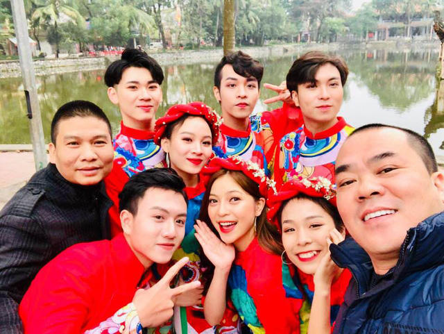 Trịnh Xuân Hảo và đạo diễn Bùi Thọ Thịnh chụp ảnh với Nhật Lê (ở giữa) - bạn gái Quang Hải