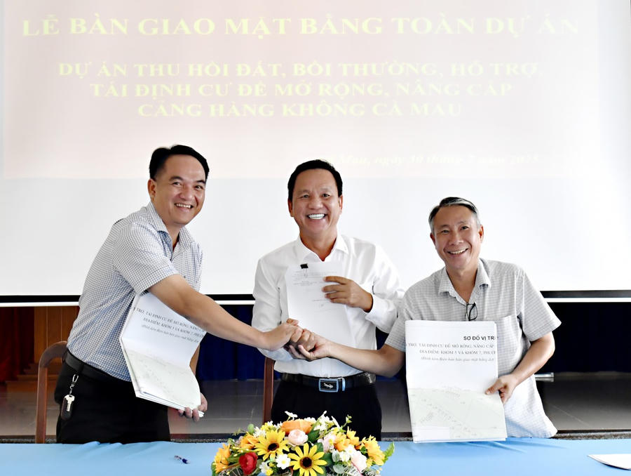 Trung tâm Phát triển quỹ đất tỉnh Cà Mau phối hợp với Cảng hàng không Cà Mau (đứng giữa) và UBND phường Tân Thành tổ chức bàn giao mặt bằng, sẵn sàng triển khai dự án nâng cấp, mở rộng Cảng hàng không Cà Mau.