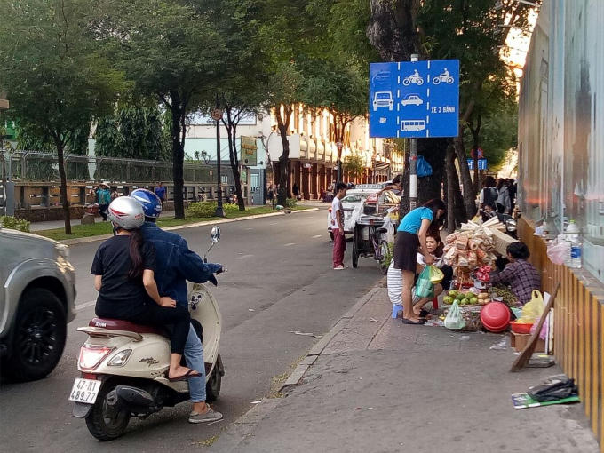 Gần như hàng rong bít lối vỉa hè, người đi bộ phải vi phạm luật mới có thể lưu thông qua những