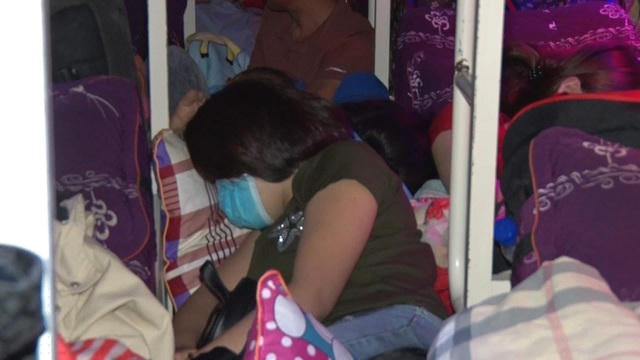 Hành khách bị nhồi nhét bên trong chiếc xe, không còn chỗ nhúc nhích.