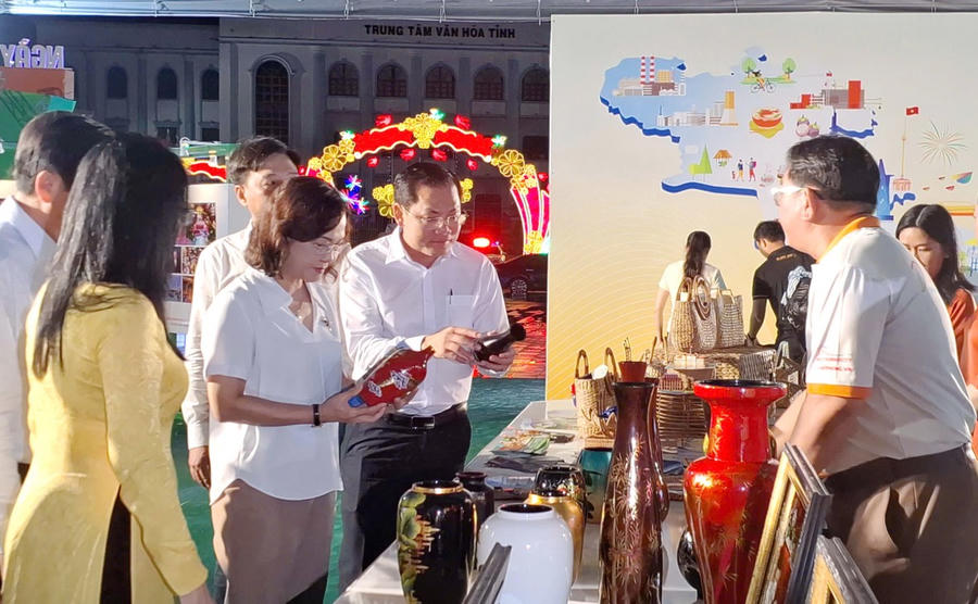 Đại biểu tham quan các gian hàng, không gian trưng bày.