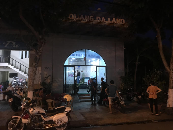 Công an tiến hành khám xét trụ sở công ty Quảng Đà Land vào tối 3/4.