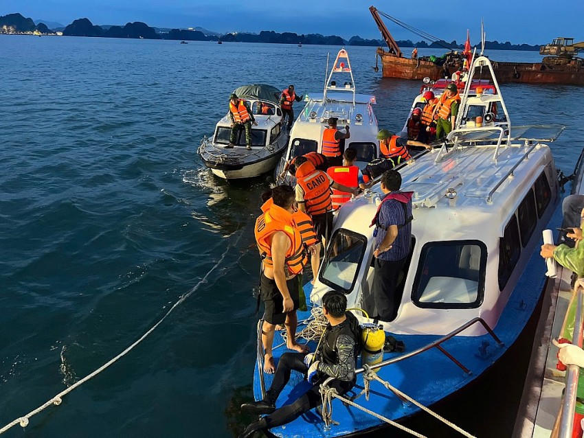 Lực lượng chức năng nỗ lực cứu người bị nạn.