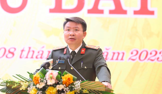 Đại tá Nguyễn Minh Tuấn - Giám đốc Công an tỉnh Phú Thọ trình bày tờ trình đề nghị thông qua quy định mức hỗ trợ hằng tháng đối với lực lượng dân phòng. Ảnh: H.N