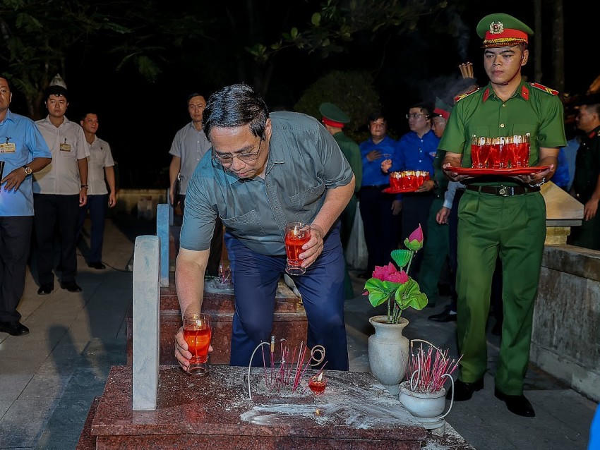 Thủ tướng Chính phủ Phạm Minh Chính thắp nến tri ân các Anh hùng liệt sĩ - Ảnh: VGP/Nhật Bắc
