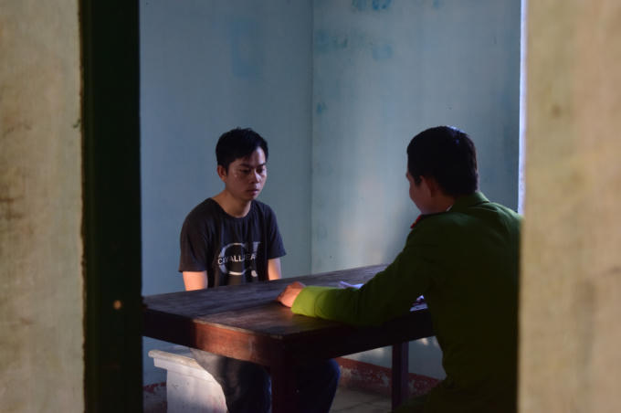 Quàng Văn Tiến khai mua ma túy của mẹ rồi cho vào tiểu sành, dùng xe tang để mang đi tiêu thụ.