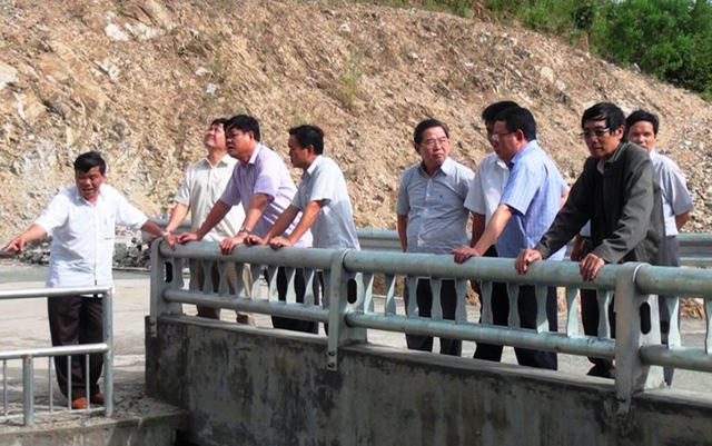 Bí thưTỉnh ủy Phú Yên Huỳnh Tấn Việt cùng đoàn công tác kiểm tra hồ Suối Vực.