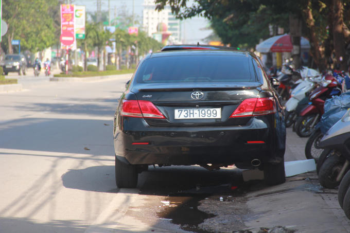 Một chiếc Camry 2.4G với biểi "sam 9" đậu trên đường Trần Hưng Đạo, TP Đồng Hới. (Ảnh. Hải Long).
