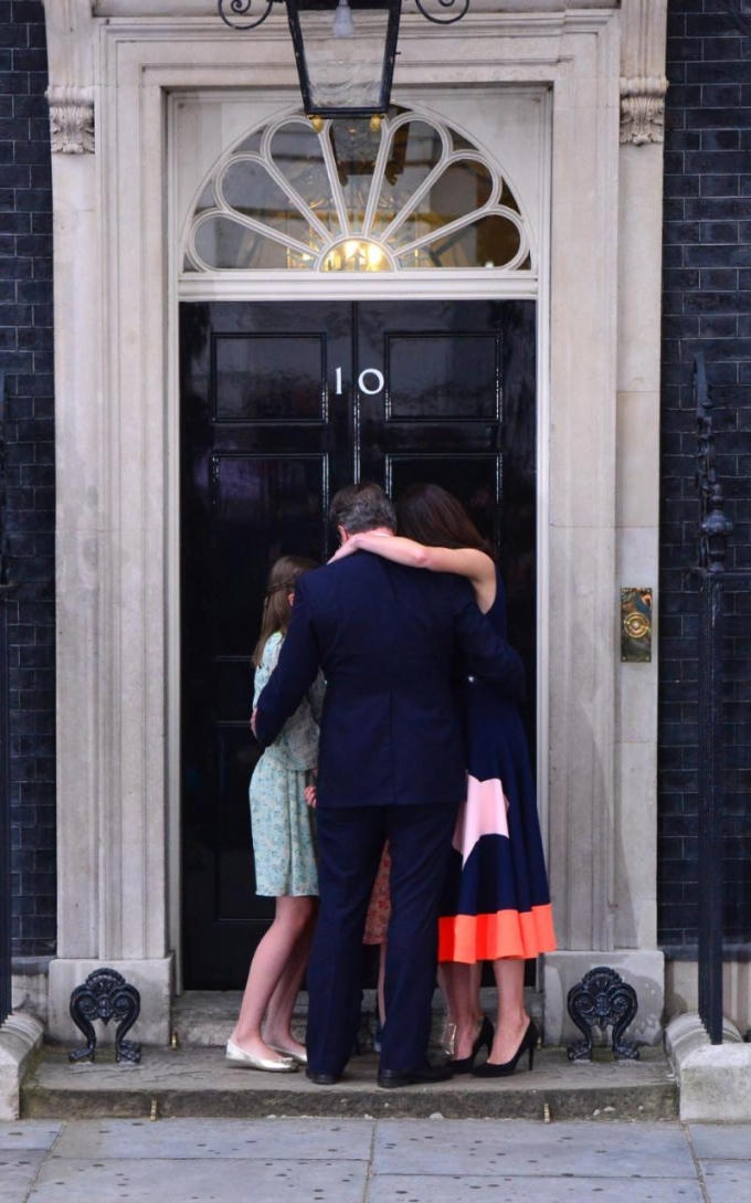 Ông Cameron cùng gia đình.