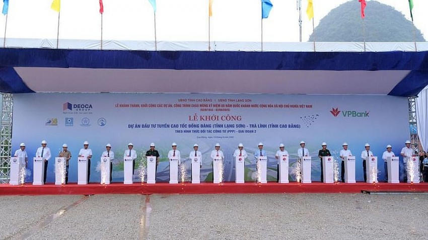 Các đại biểu thực hiện nghi thức khởi công Dự án cao tốc Đồng Đăng (Lạng Sơn) - Trà Lĩnh (Cao Bằng) giai đoạn 2.