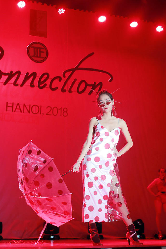 Nữ sinh B&aacute;ch khoa x&eacute; v&aacute;y, tr&igrave;nh diễn thời trang &ldquo;2 trong 1&rdquo; ấn tượng