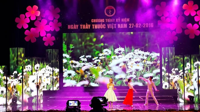 Ca sĩ Mỹ Tâm hát tặng ngành Y tế nhân ngày Thầy thuốc Việt Nam. (Ảnh: Thu Hường)