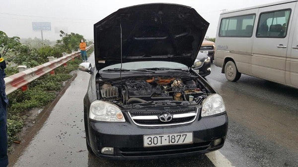 Tại hiện trường, chiếc xe bị bốc cháy và hư hỏng phần đầu.