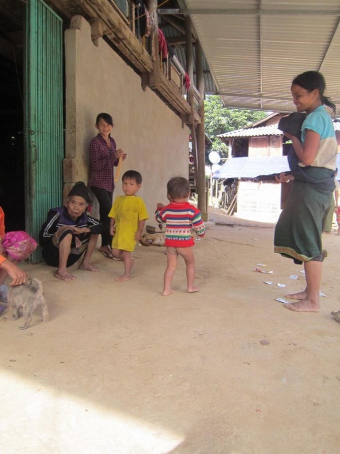 Mong mỏi lớn nhất của bà con dân bản là cơm no, áo ấm, con em được cắp sách đến trường.