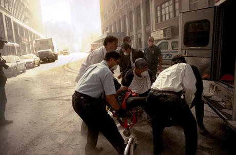 C&aacute;c nh&acirc;n vi&ecirc;n y tế nhấc một nạn nh&acirc;n ra khỏi c&aacute;ng để đưa l&ecirc;n xe cứu thương chở tới bệnh viện.