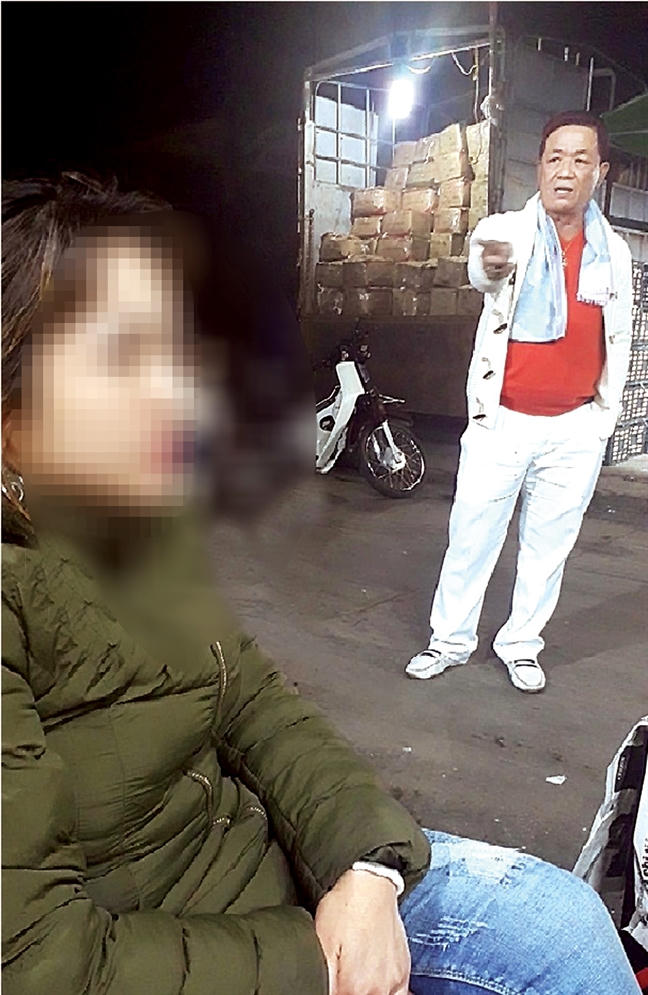 Bắt tạm giam Nguyễn Kim Hưng (tức Hưng "kính", mặc quần áo trắng). Ảnh cắt từ clip.