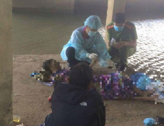 Lực lượng chức năng đang tiến hành các thủ tục khám nghiệm thi thể nạn nhân. (Ảnh: Facebook: HTU)