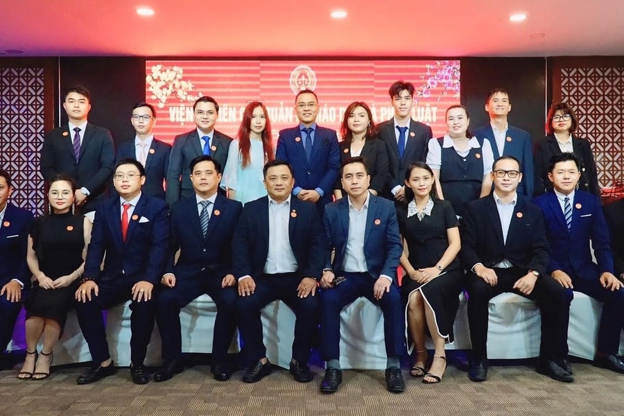 Ban lãnh đạo và cán bộ Viện Nghiên cứu Quản lý Giáo dục và Pháp luật
