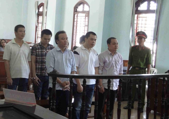 Các bị cáo trước vành móng ngựa.
