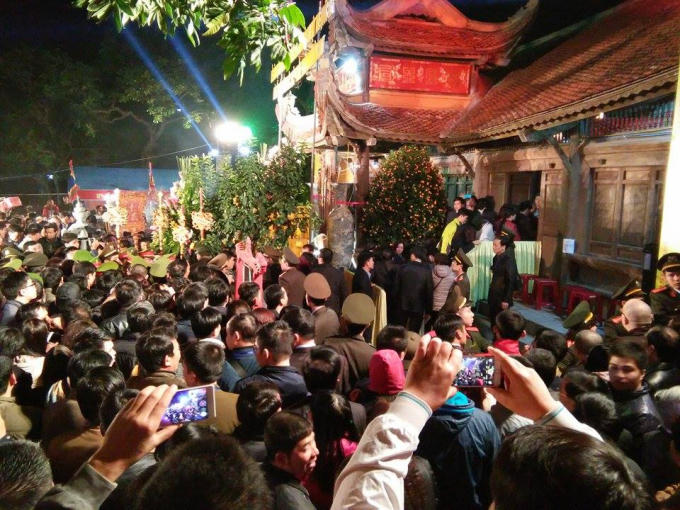 Đại biểu di chuyển trật tự theo hàng vào nhận túi lương.