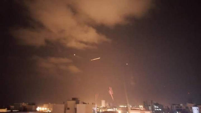 hàng loạt tên lửa tấn công Latakia.